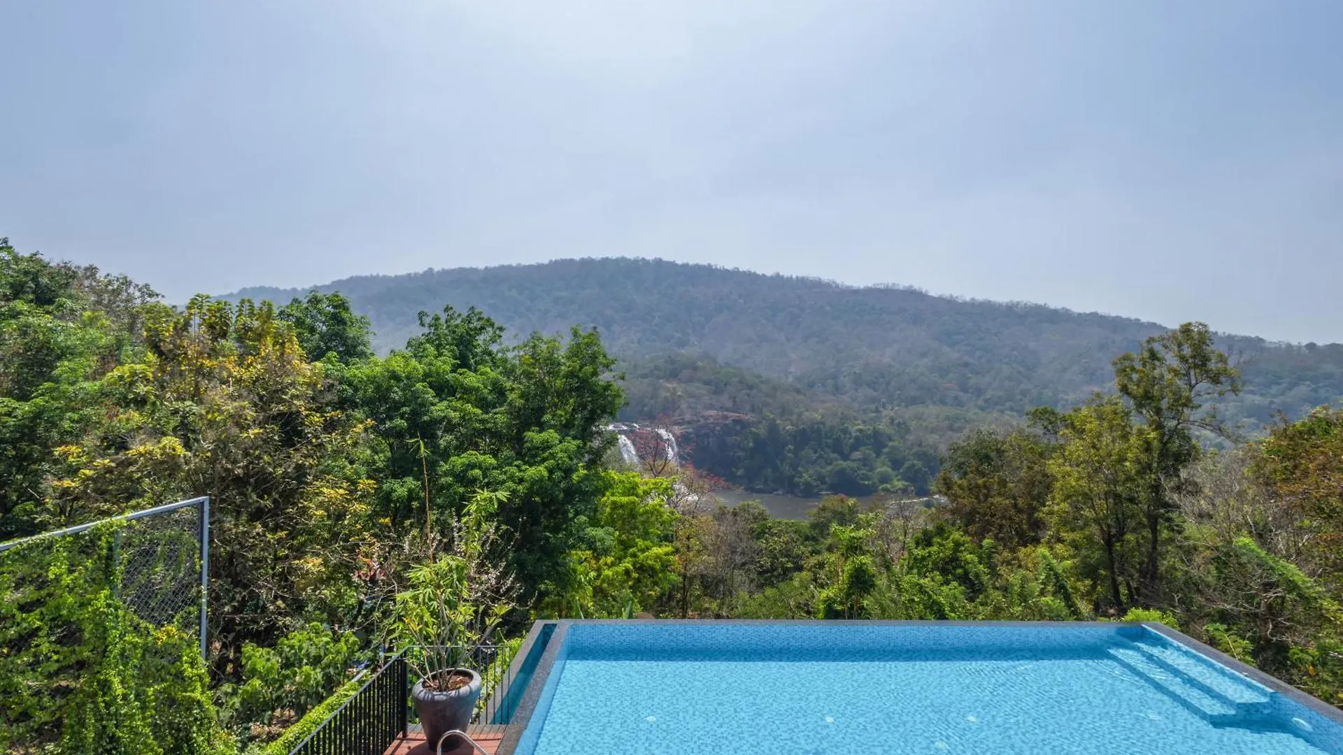 Flora Misty Falls Athirappilly Resort